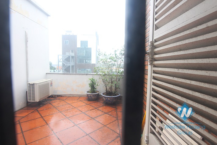 Unfurnished 4 bedrooms house with garage for rent in Xuan Dieu st, Tay Ho area.